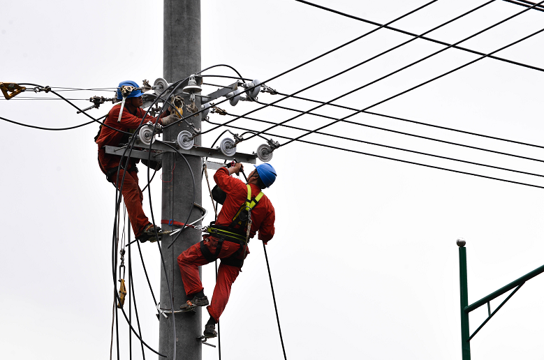 安徽潜山供电公司:架线施工 百人会战白水湾