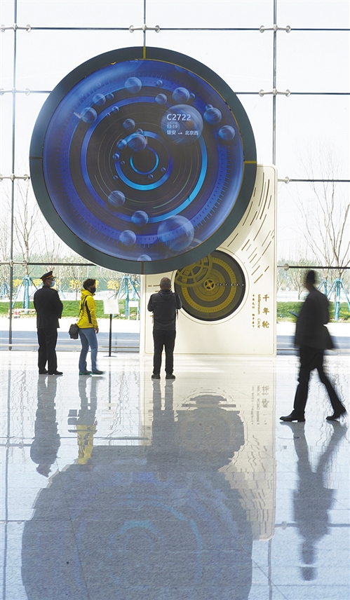 雄安站内,千年轮独特的设计让进出高铁站的旅客感受数字创意的魅. .