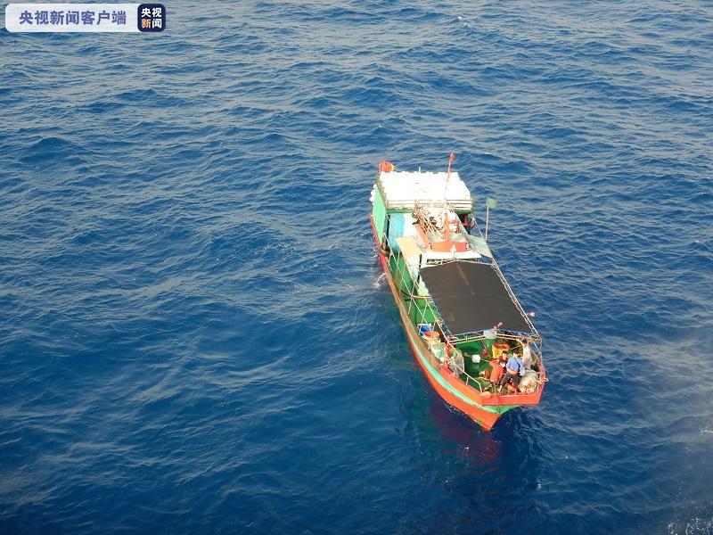 三亚一渔民海上突发急病 直升机紧急救援