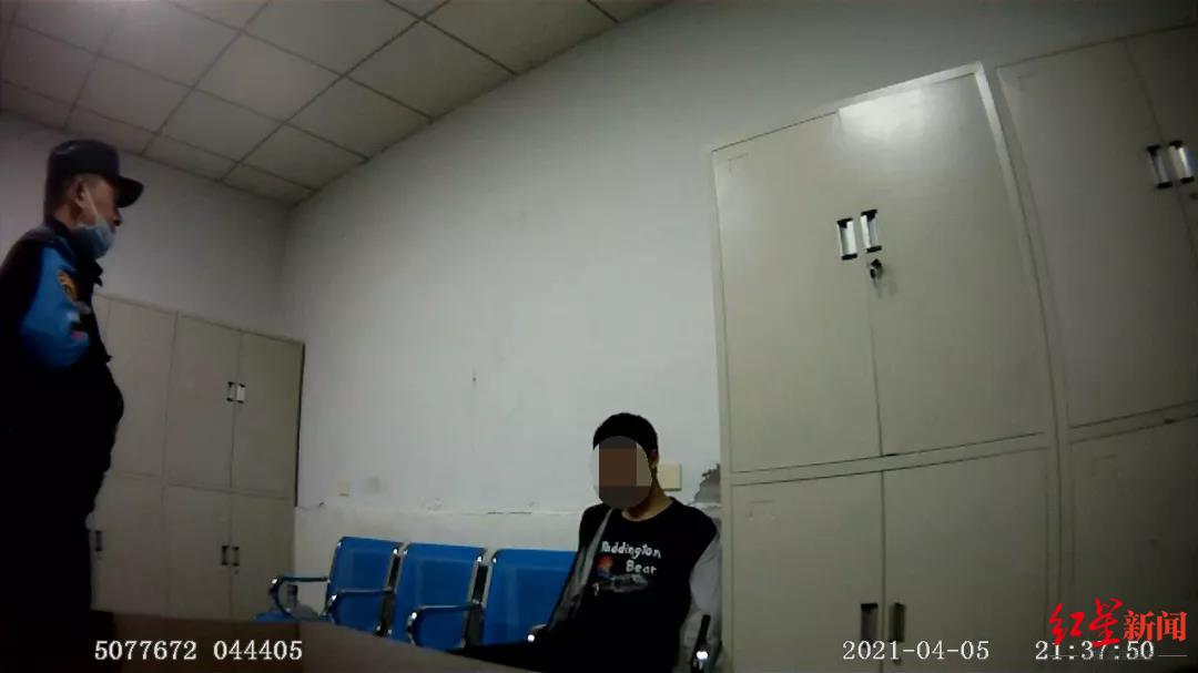 阿浩最后隨民警回到派出所
