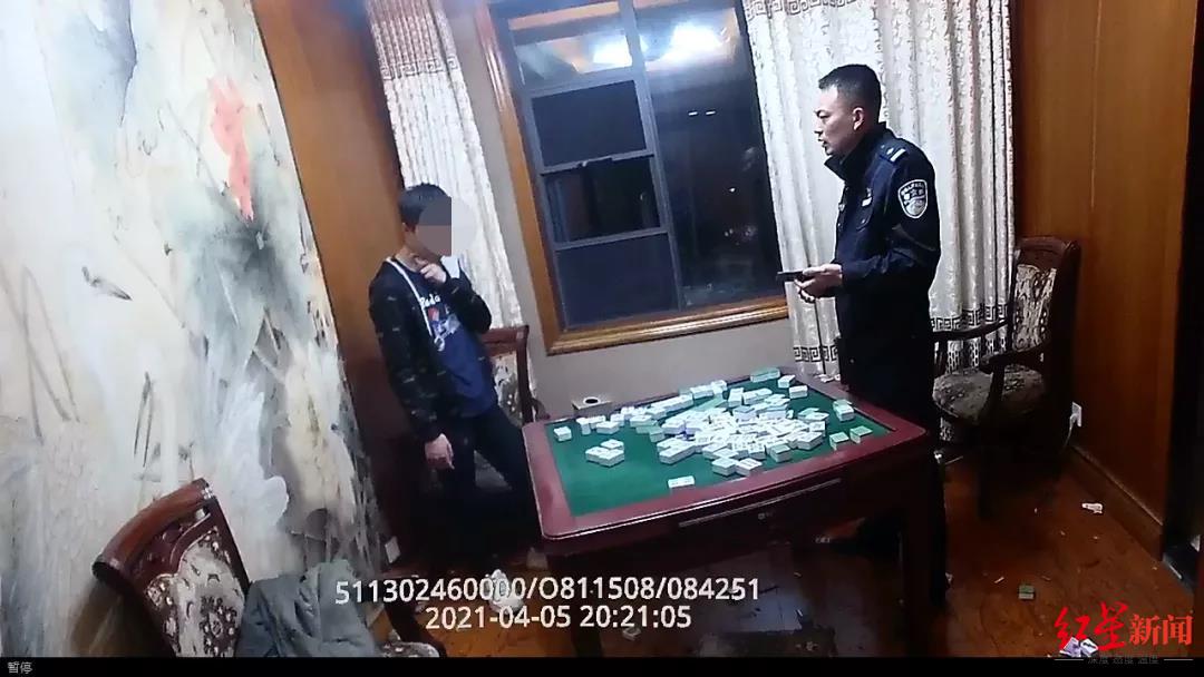 民警與阿浩進(jìn)行交流