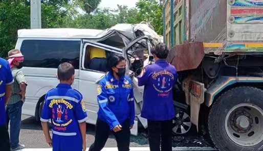 泰国车辆追尾 3名军人死亡