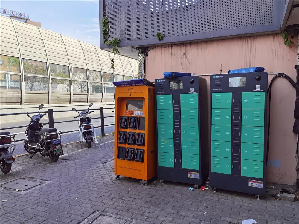 上海街头出现的共享充电桩换电柜能缓解小电驴充电难吗