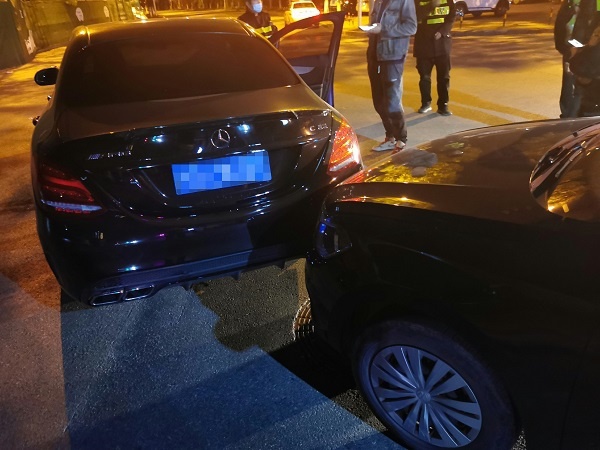 酒驾的遇查酒驾的倒车逃窜撞了车一男子酒后上路被抓现行