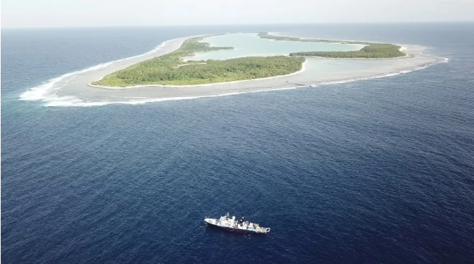 法尔科号在菲尼克斯群岛保护区开展研究。图片来源：施密特海洋研究所（Schmidt Ocean Institute）