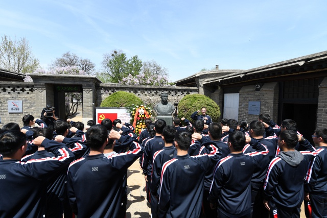 乐亭第一中学学生团员在大钊铜像前举行宣誓仪式