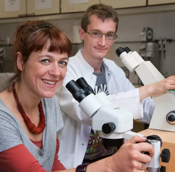 和她的学生鲍里斯·埃斯佩尔(boris hespeels)(图片来源:那慕尔大学)