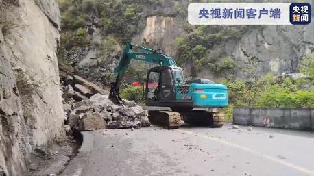 陕西两处塌方致道路中断 过往车辆需绕行