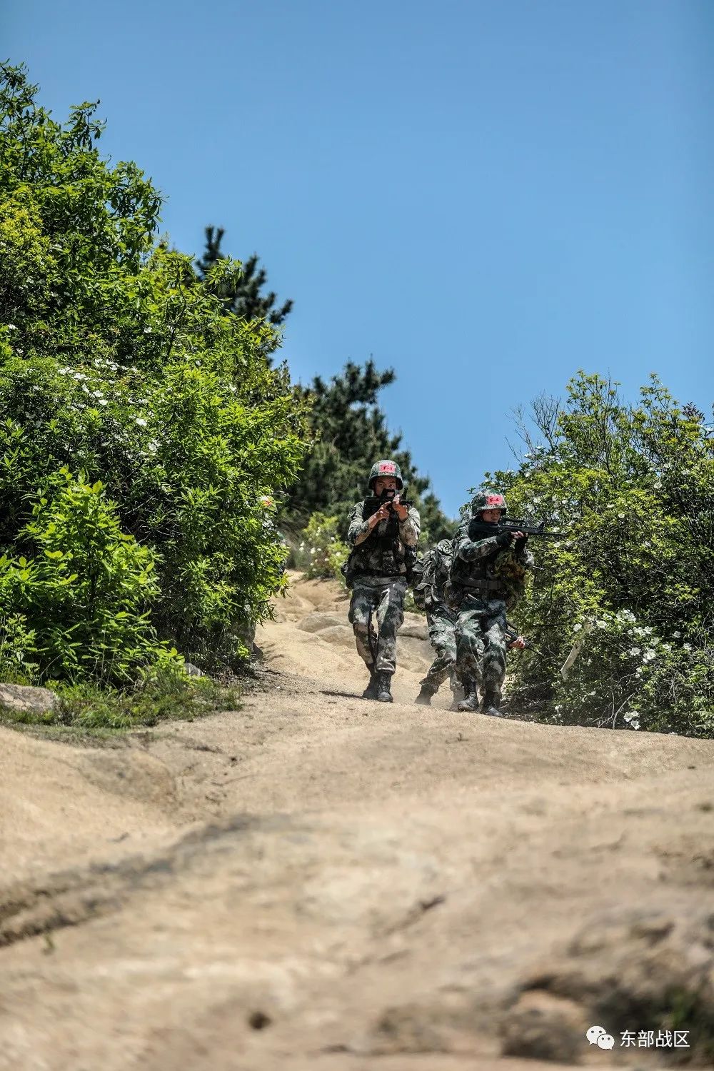 侦察兵山地极限行军35公里