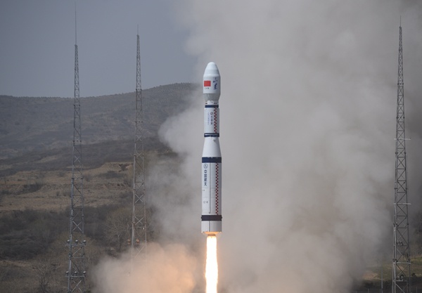 长征六号遥五运载火箭发射升空.