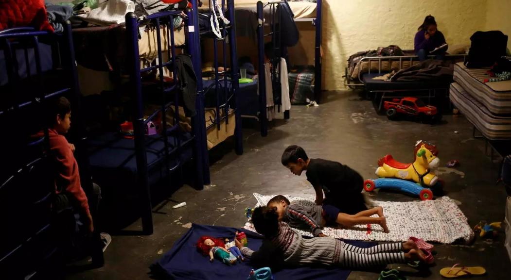 △近1.9万无家人陪伴的未成年非法移民滞留在美墨边境地区，酿成严重人道主义危机
