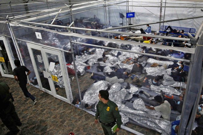 △《纽约时报》曝光了美墨边境一所非法移民收容所，50人的帐篷塞了500多个孩子。