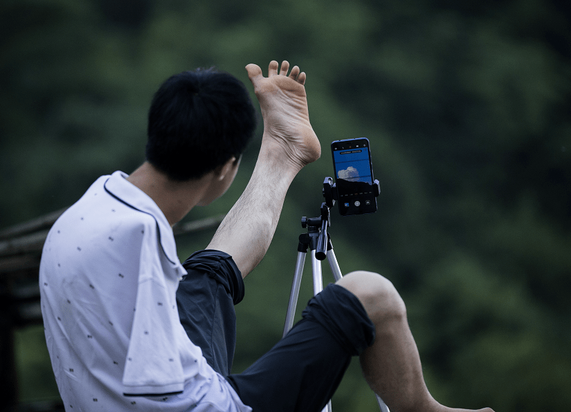 那个跪在路边乞讨的残疾小孩,这是你第一次读到他后来的故事