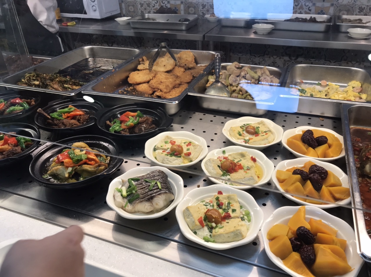 上海人的食堂地处市中心10多元能吃饱10元炸猪排每天一抢而光