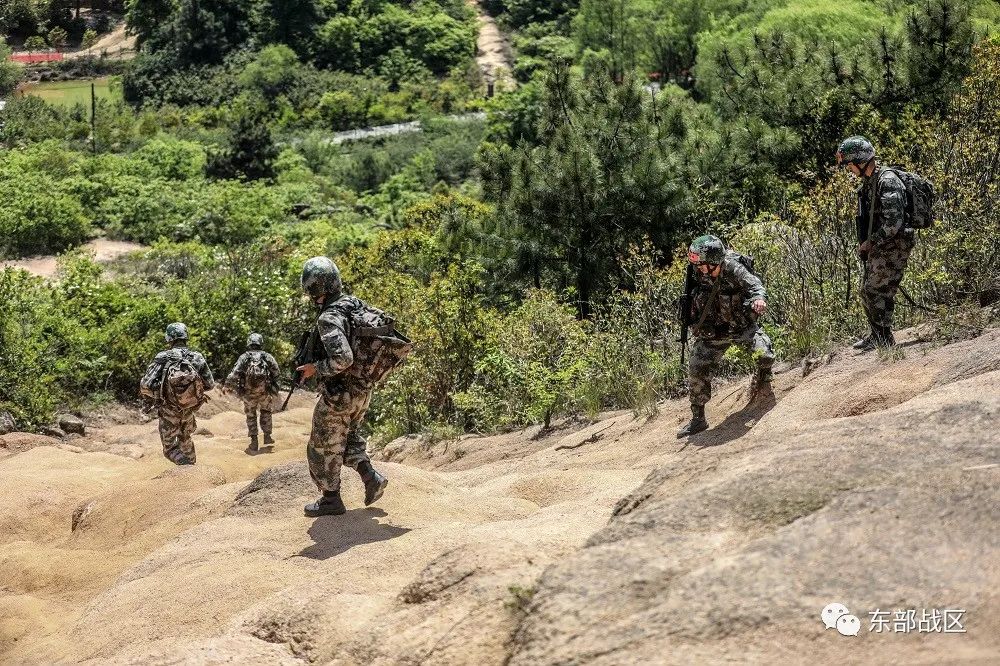 侦察兵山地极限行军35公里