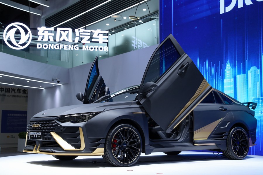 一款炫酷个性的产品吊足了观众的胃口,那就是东风风神奕炫max暗夜