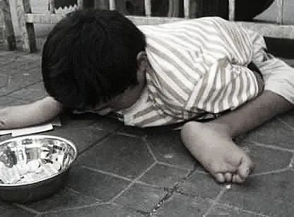 那个跪在路边乞讨的残疾小孩这是你第一次读到他后来的故事