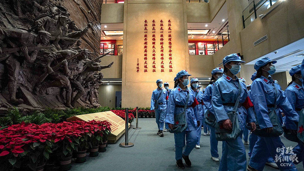 △红军长征湘江战役纪念馆内，参加“红色教育”的学生们。（总台国广记者李晋拍摄）