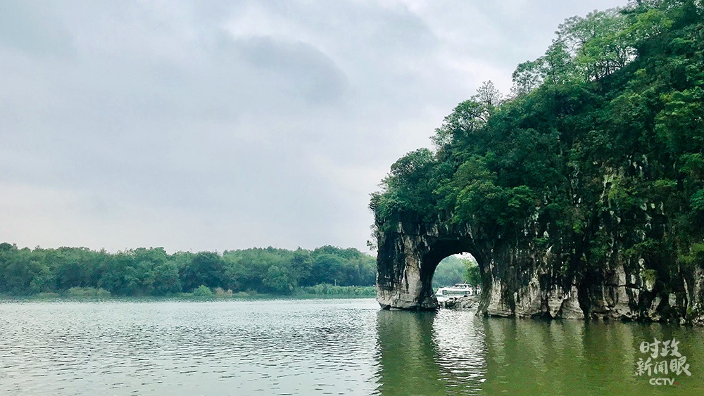  △桂林象鼻山因酷似一头舒卷长鼻、畅饮清流的大象而得名。（总台央视记者李炜拍摄）