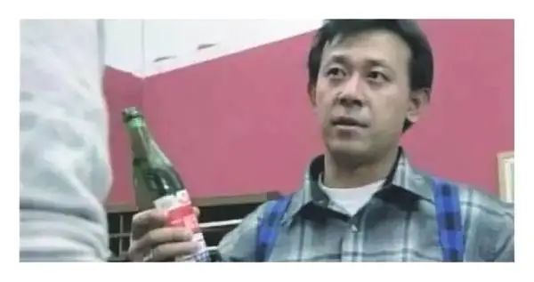 ■  在电视剧《北京人在纽约》中，主角姜文拿着一瓶二锅头跟外国人说：“这是二锅头，中国最好的白酒”。（图片及台词来源：电视剧截图）