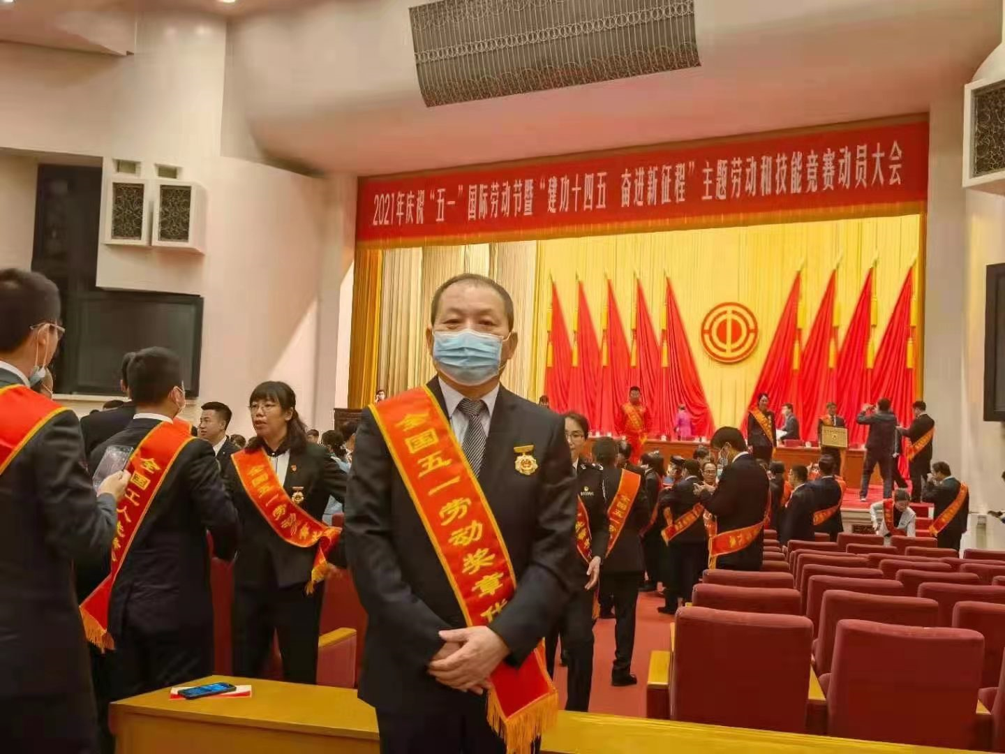 全国五一劳动奖章获得者李新国用心点亮大城之光