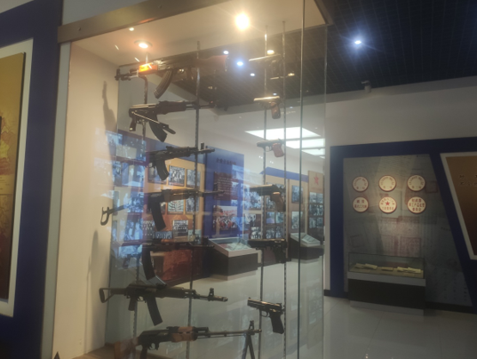 博物馆内陈列枪械