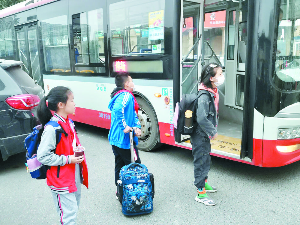 家校公交有效解决家长送娃上学通勤需求