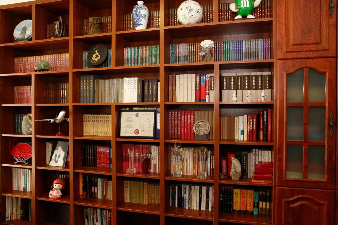 海大书房四方寸之间自有广阔天地这位教授以书籍为养分滋养睿智与炽热