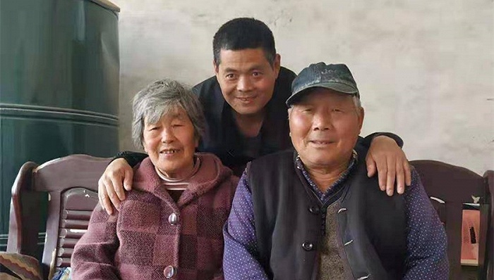 吴春红（中）无罪释放后与家人在一起。图片来源：封面新闻