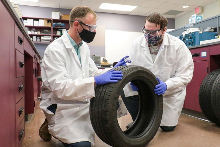 法医科学家对轮胎的独特化学特征进行分类 以使其成为破案线索