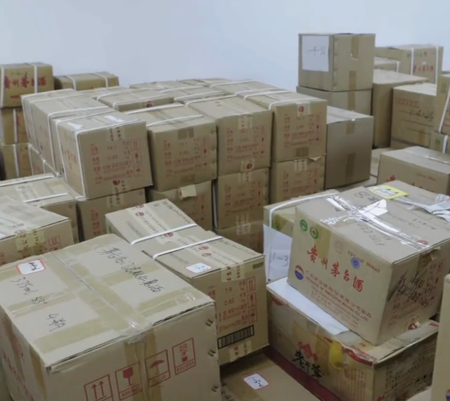 图为部分涉案茅台酒