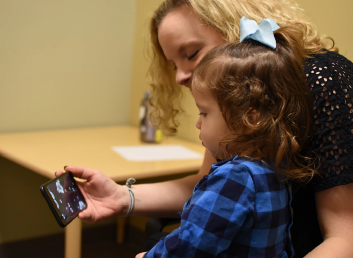 科学家开发能追踪视线模式的智能手机App 被设计用来筛查幼儿自闭症