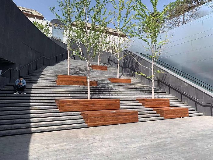 借助用环绕阶梯连接的下沉式广场延展了更新场的面积,并用大面积铺设