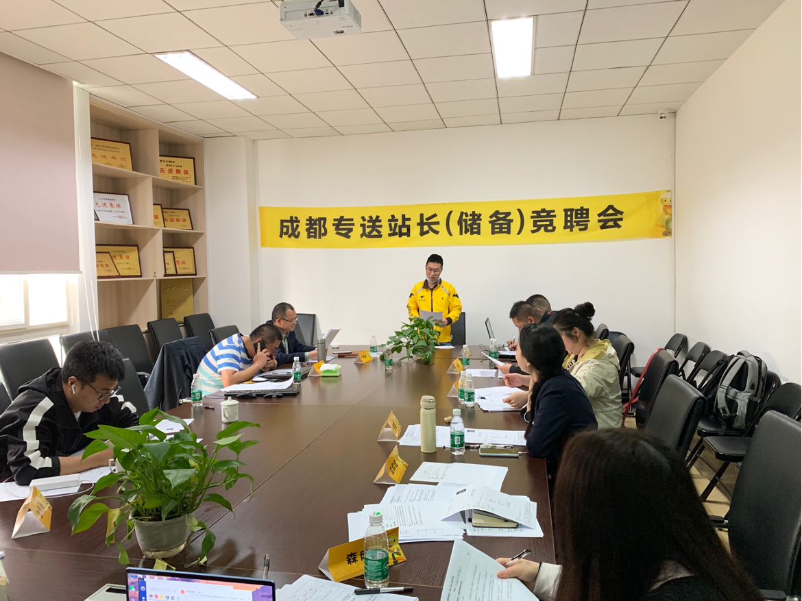 美团外卖推出“站长培养计划”。图为今年4月,美团外卖在成都举办的骑手竞聘站长(储备)活动。