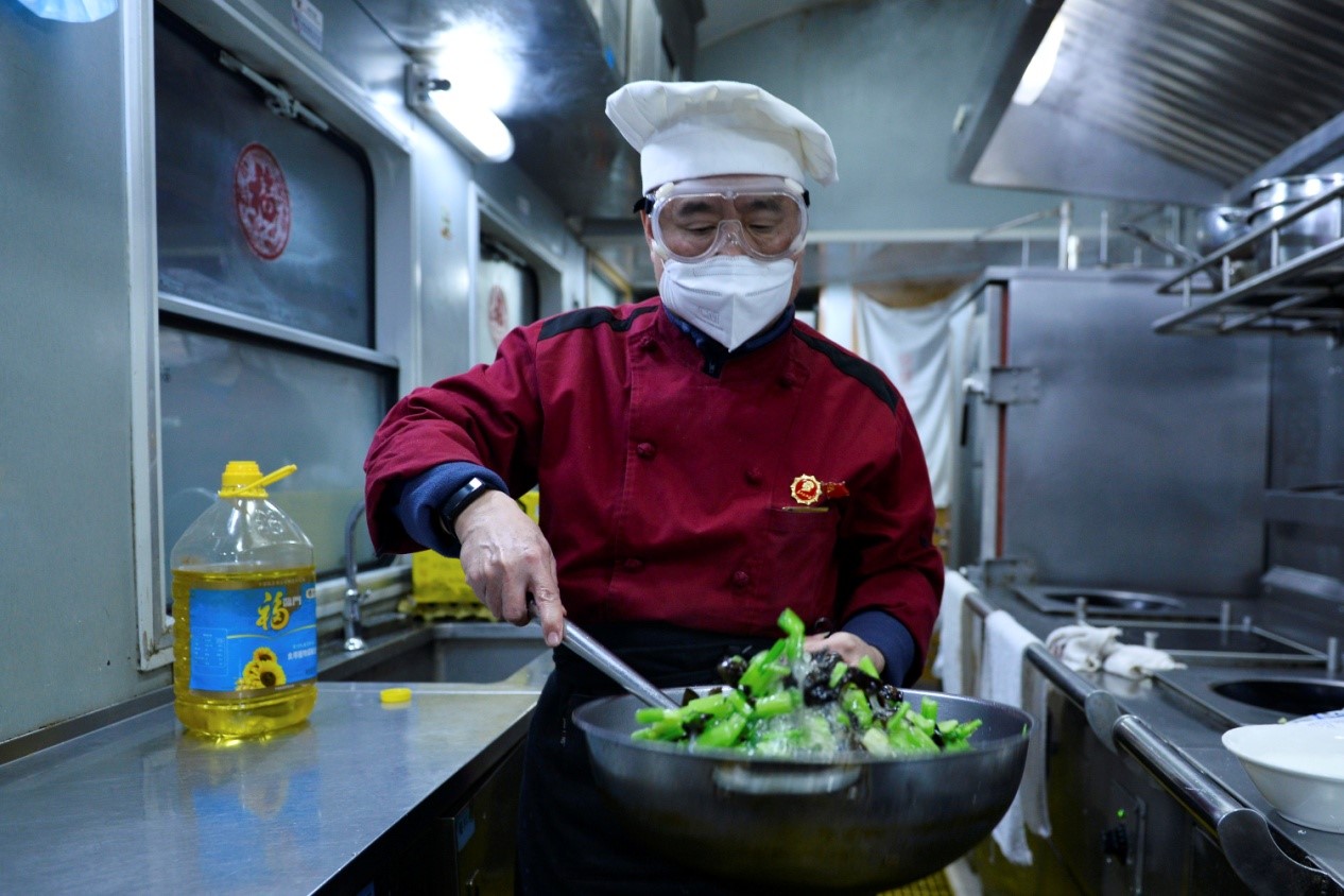 发现最美铁路掌勺大厨的炉火情缘