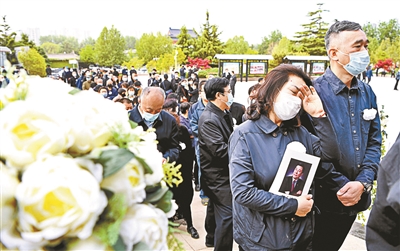 送别舒乙旧友噙泪新知含悲