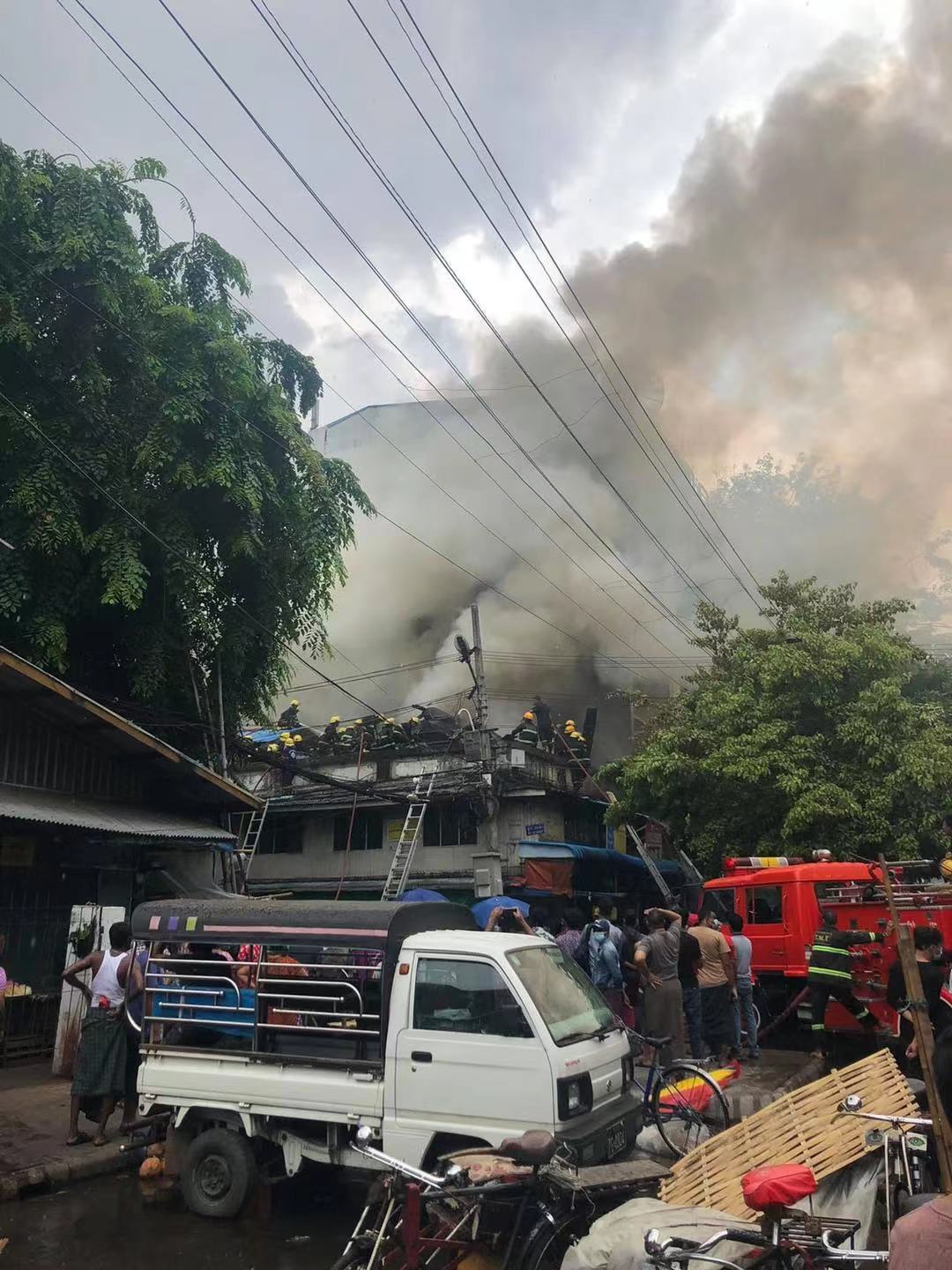 缅甸仰光南德贡镇区一片区办公室发生火灾,消防人员迅速赶赴现场,并