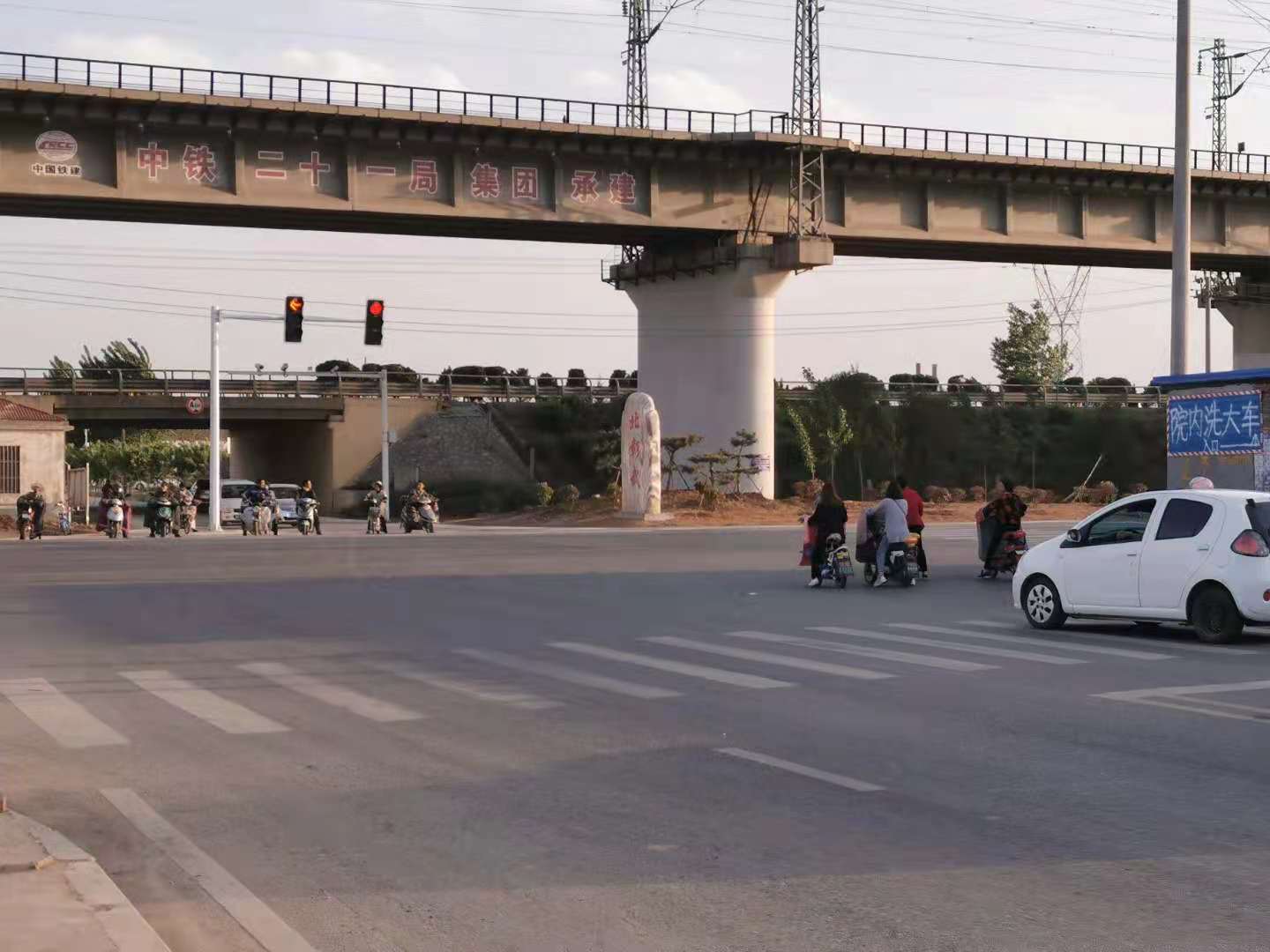 实探车顶维权女车主事故发生路段：模拟车速最高90km/h 家属称未收到超速罚单