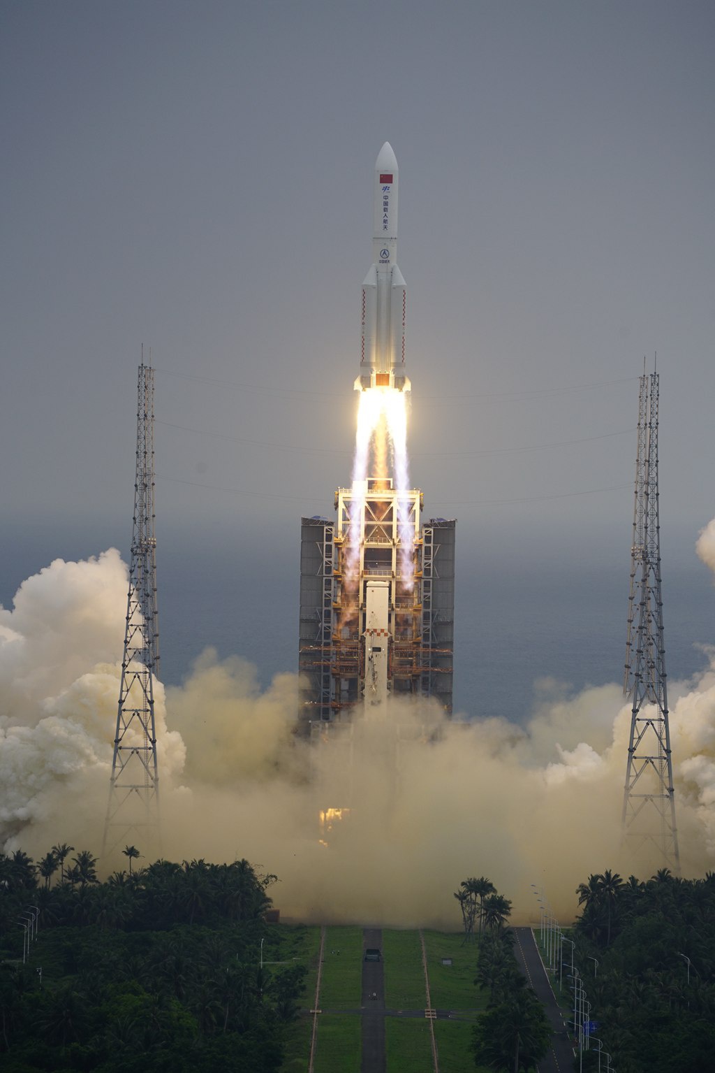 搭载空间站天和核心舱的长征五号b遥二运载火箭,在我国文昌航天发射场