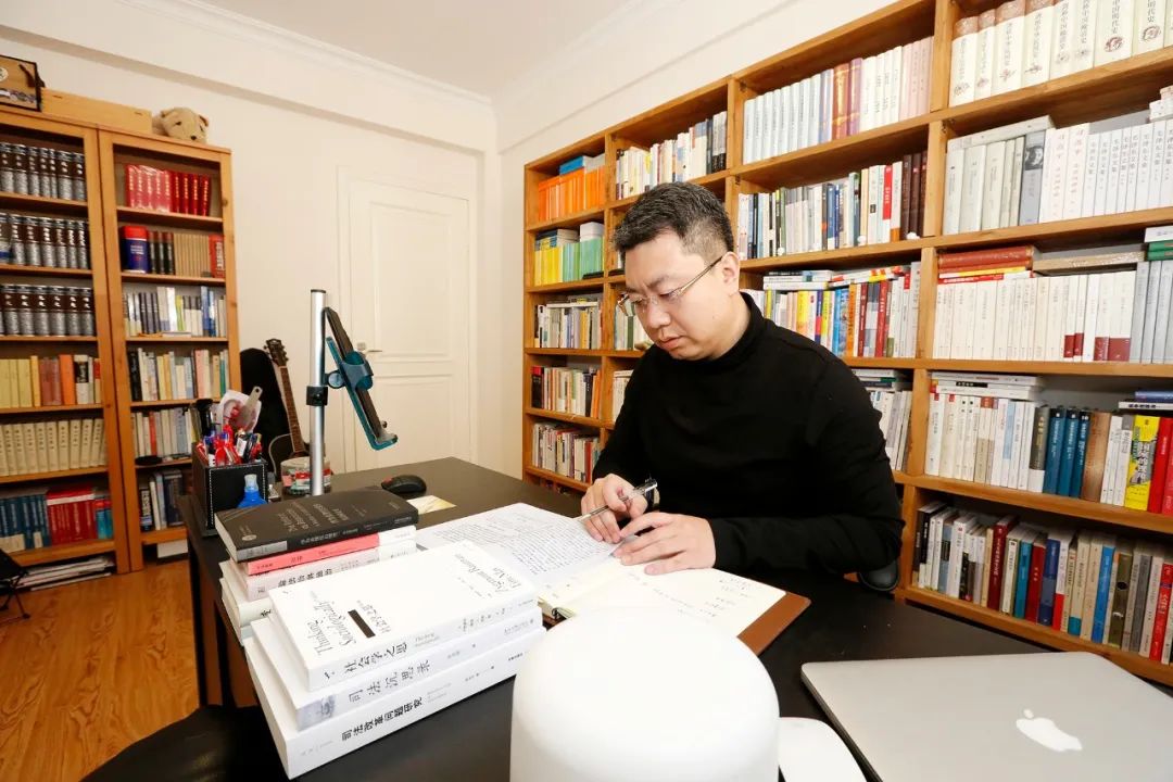 在春光明媚之际,走进姜永伟老师的书房,让花香和书