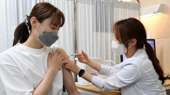 △29日韩国运动员接受疫苗注射