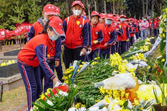 在兰州市烈士陵园，兰州市七里河区龚家湾第二小学学生缅怀陈红军烈士（3月31日摄）。新华社记者郞兵兵 摄