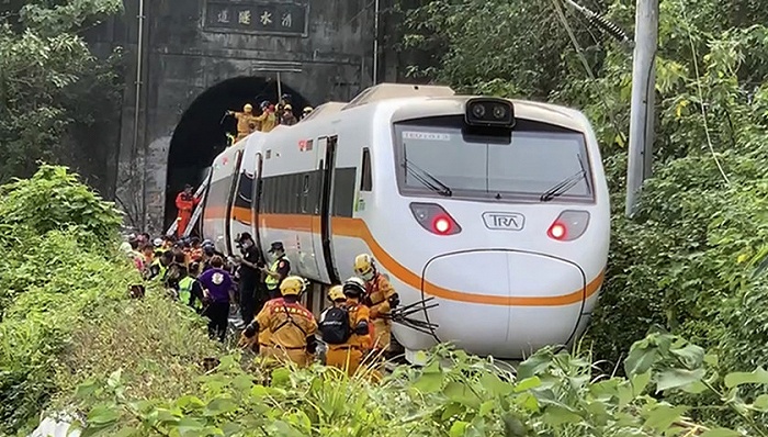 台铁列车出轨已致50人罹难162人受伤，全台下半旗三天哀悼
