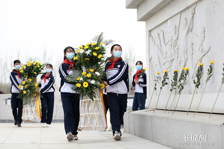 学生代表向革命烈士纪念碑敬献花篮.成梅&nbsp;摄