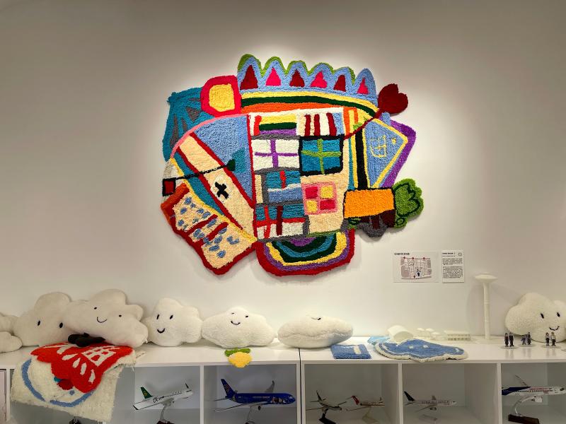 由17幅儿童画作拼贴而成的"共创地毯"    舒抒 摄博物馆仅有的两扇