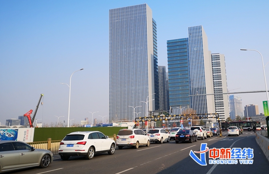 资料图:城市车流。 中新经纬 万可义 摄