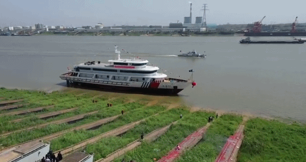 60米长的海巡艇你见过没？ 长江海事局综合应急指挥船“海事01”下水