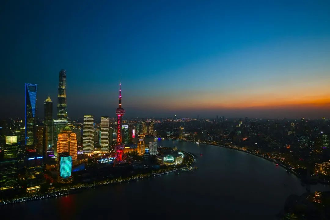 上海石油天然气交易中心位于拥有“东方蓝宝石”美誉的中国金融信息中心  金伟良摄