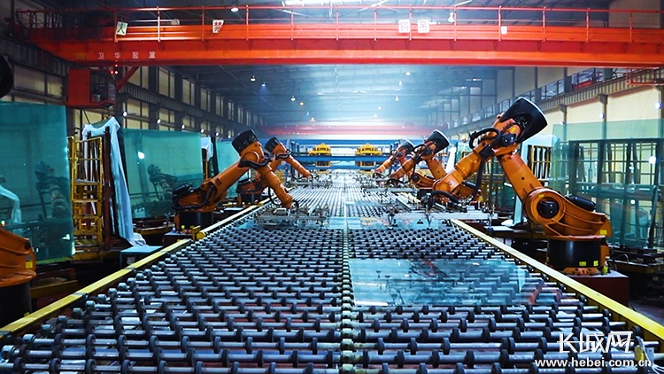 玻璃生产车间.长城网记者 冯硕 摄