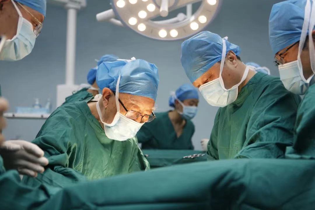 吴孟超带领团队相继攻克肝癌手术多项难题,使我国肝癌的治疗手段不断